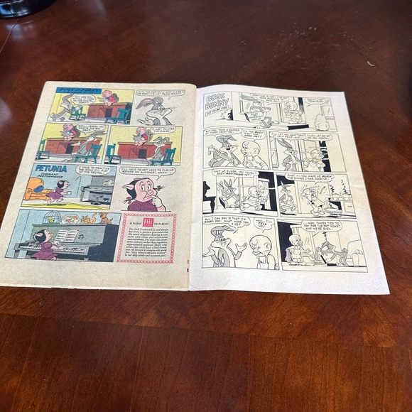 Vintage Bugs Bunny Comic Book - Picture 2 of 8